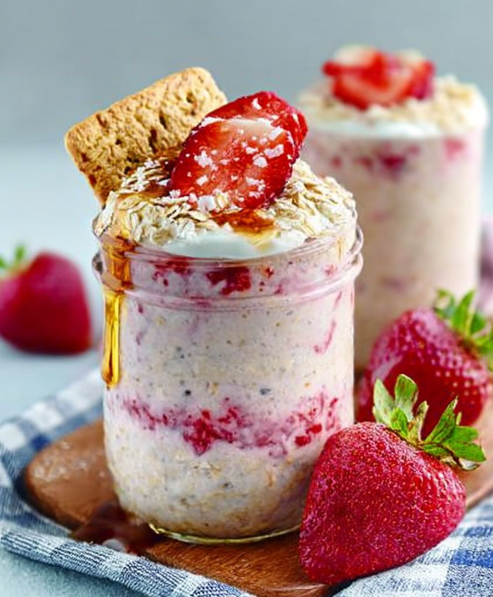 Cremige Erdbeer-Käsekuchen-Overnight-Oats | Einfaches und gesundes Frühstück zum Vorbereiten image 2